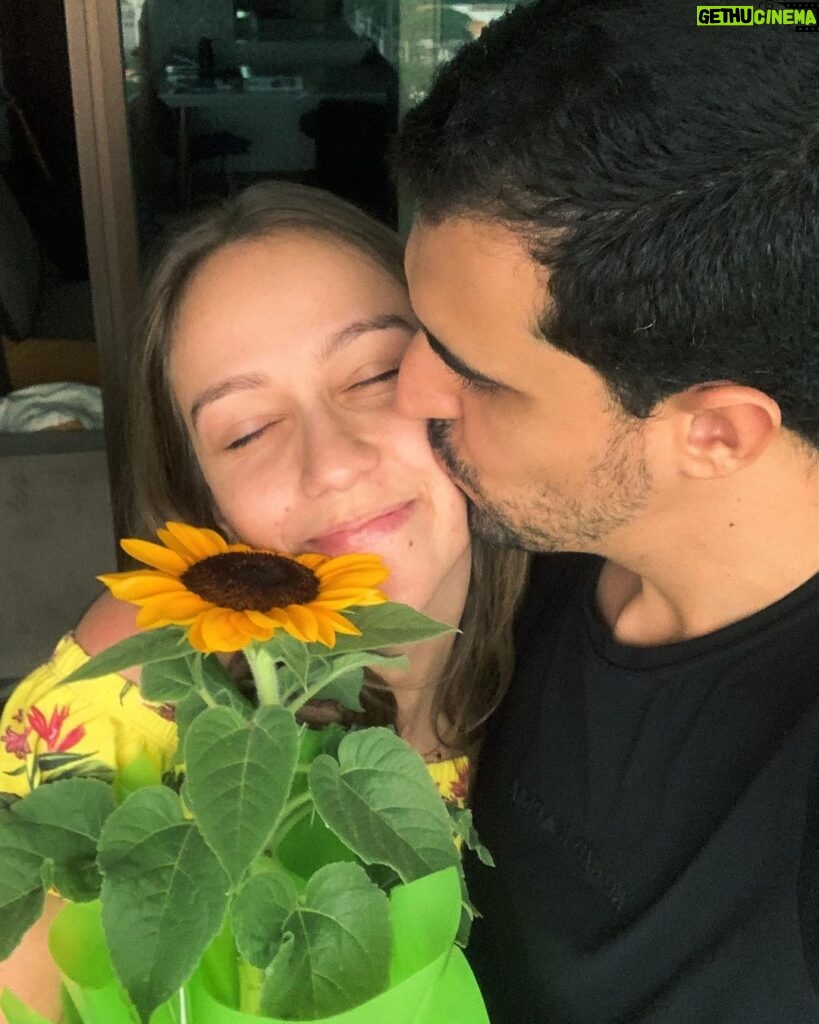 Bruna Tatar Instagram - hoje eu ganhei flores 💛 São Paulo, Brazil