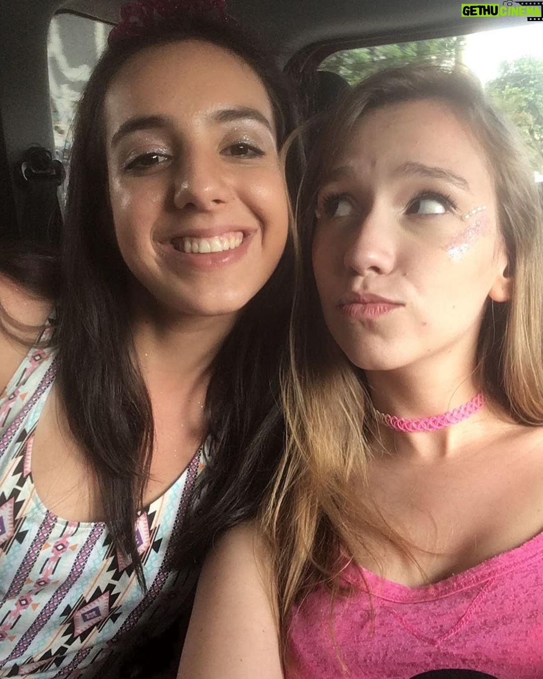 Bruna Tatar Instagram - de outros carnavais 🎉🎊👯♀️👯♀️ Bloquinho