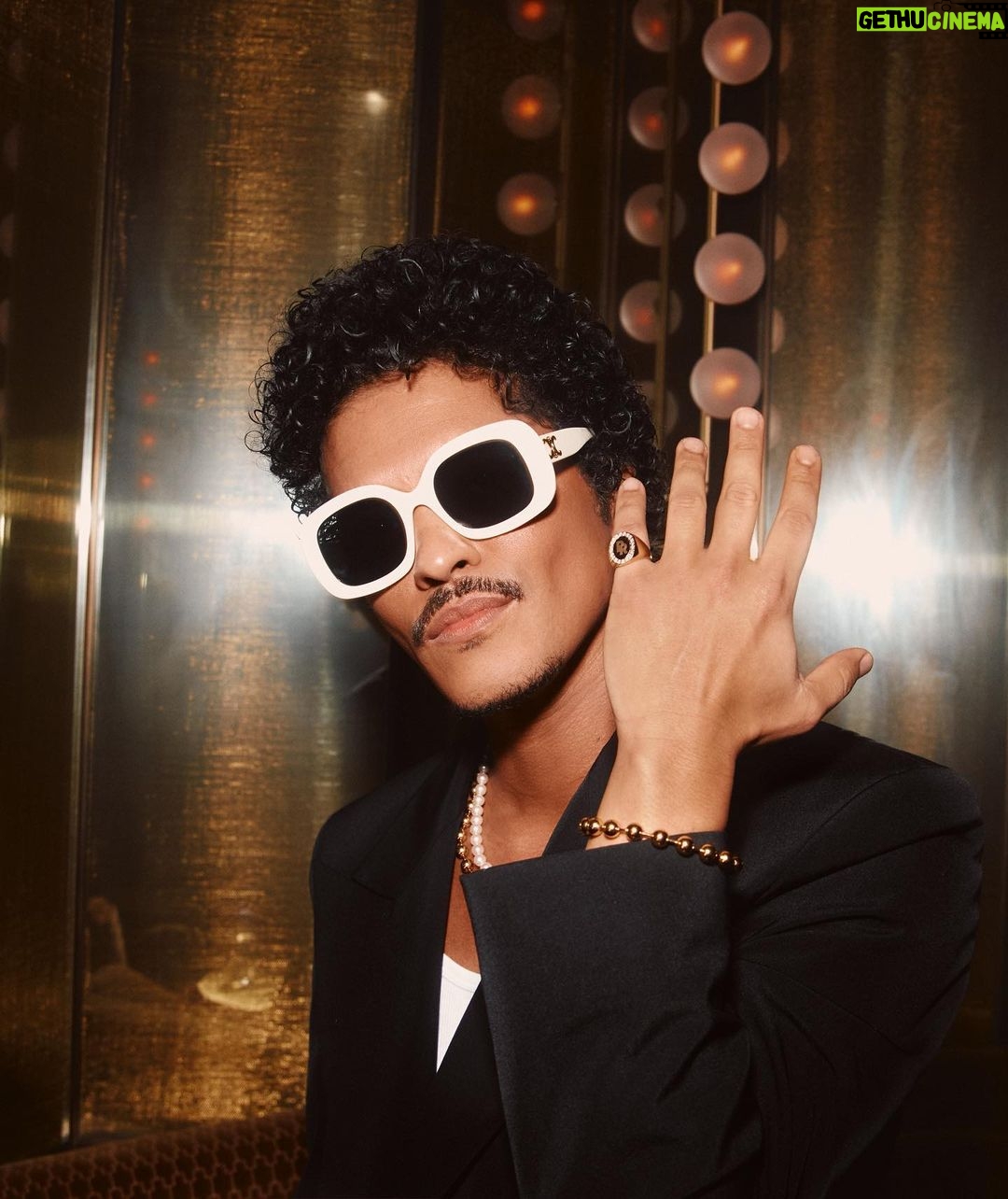 Bruno Mars - 1.4 Million Likes - ✨ @thepinkyring in las vegas is officially open! Thank you @tiffanyandco for gettin me right.