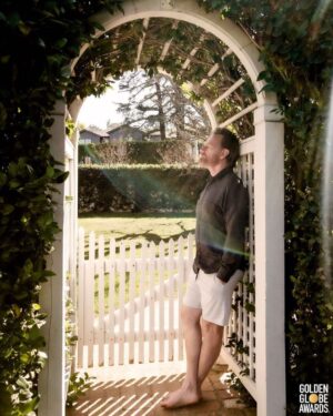 Bryan Cranston Instagram - Taking in the “Golden Glow” at my home. They want us to dress up for the show tonight, but, when I consider the conundrum of fashion or comfort? Comfort wins out, doesn’t it

#goldenglobes #yourhonor @showtime