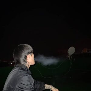 Bully Da Ba$tard Instagram - 내 팬들 중 많은 사람들이 정신질환을 앓고 있어서 너무 힘들다는 DM들을 자주 보내는데 다들 "불리씨는 어떻게 극복하셨나요" 라는 다 같은 질문을 하는데

사실 나도 이겨내는 방법이란게 있는지도 모르겠고 매일 끝도 없는 늪으로 끌려 내려가는 기분에 그저 약 처방받는 날짜만 기다리다가 약물로 하루 하루 버티는게 다지만 살아있기만 하면 분명히 언젠간 괜찮아질거니까 더 열심히 살고있어 찌질이로 태어나서 죽을때 모습마저 찌질이일수는 없잖아

다들 죽고싶을만큼 힘들어도 하루만 더 버티고 다음 날도 버티고 계속 버티다보면 다 지나가있지 않을까. 지금껏 그랬던거 처럼

그니까 무슨짓을 하던 살아만 있자 나쁜생각 하지말구 다들 진심으로 힘내