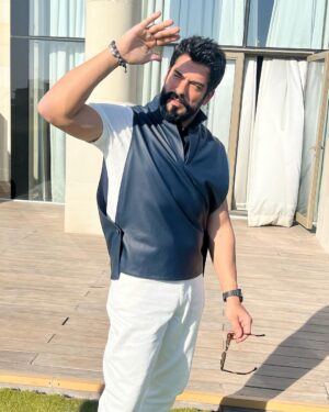 Burak Özçivit Instagram - #qatar #doha @alibinali_luxury @alibinalifashion @adelalibinali @nabeelalibinali 👊 @evcenf @galerieslafayettedoha @21highst_katara