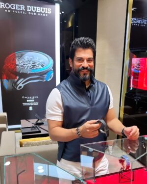 Burak Özçivit Instagram - #qatar #doha @alibinali_luxury @alibinalifashion @adelalibinali @nabeelalibinali 👊 @evcenf @galerieslafayettedoha @21highst_katara