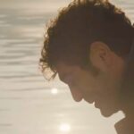 Burak Deniz Instagram - “Leyla..biz Doğan’ı yanlış anladık bence..gerçekten..” Bir hikayenin daha sonuna geldik..ne yazsam nasıl veda etsem diye düşünüyorum 1 haftadır..Kalbim kelimelere dökemeyeceğim kadar dolu galiba..Kenan,Doğan:) Sizi geç bulup erken kaybetmiş gibi hissediyorum ne yalan söyleyeyim..mutluyum,çok mutluyum hem de ama şöyle sıkıca bir sarılamadım sanki..öyle bir burukluk🍃 Ben içindeyken unutamayacağım anlar,anılar yaşadım..umarım sizlere de izlerken bir nebze de olsa dokunmuştur🙏🏼 Yol arkadaşlarıma içten teşekkürlerimi sunuyorum,iyi ki sizlerleydim:) her biri🌹başka hikayelerde buluşmak,paylaşmak üzere! Benim canım Kenan’ım,biricik Doğan’ım🌬️ Şükürler olsun🙏🏼💫🍀 #bambaşkabiriveda