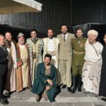 Burak Deniz Instagram - “Genç bir sultan vardı..” Anılarıyla,dostluklarıyla,öğrettikleri ve heyecanıyla..koca bir ekip..soluksuz bir seyirlik..iyi ki varsınız🙏🏼 Usta bir ekiple bu kadar büyük bir organizasyonun içinde yer aldığım için naçizane çok gururluyum:)🌹🧿 @ozenyula ‘nın rejisi, @fahiratakoglu ‘nun müzikleriyle “100” 🇹🇷💫👏🏽 Harbiye Cemil Topuzlu Açık Hava Sahnesi