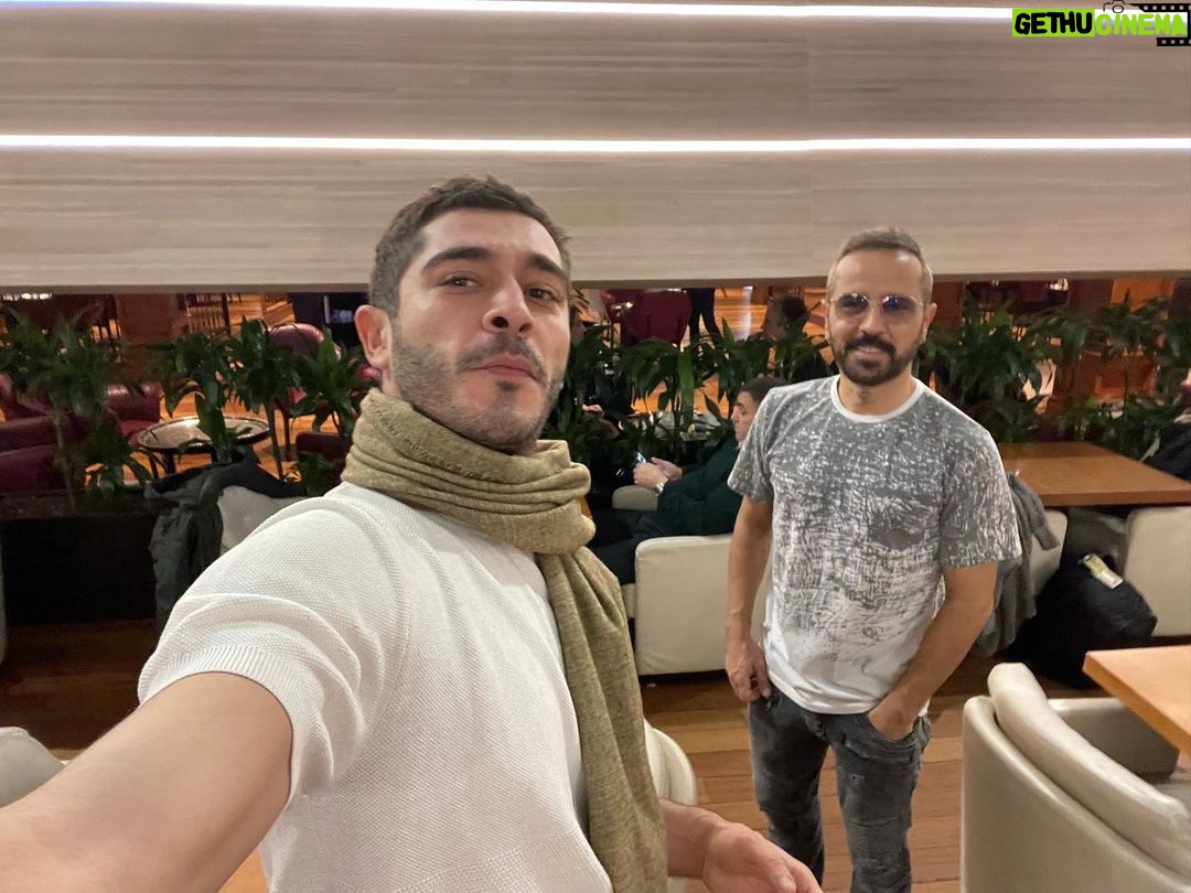 Burak Deniz Instagram - İyi ki doğdun yol arkadaşım!Daha göreceğimiz çok yer,konuşacak bir o kadar konu var..canım benimm:) iyi varsın boss! ♥️💫🎂