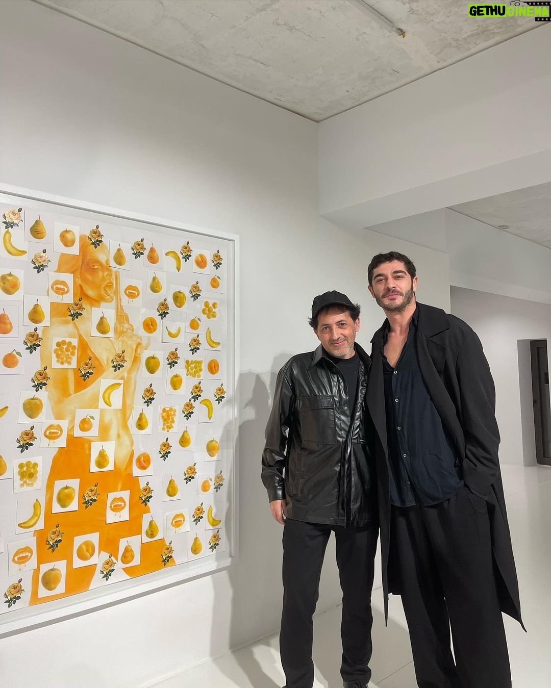 Burak Deniz Instagram - Pek sevgili @alielmaci ‘nın @pilevneligallery ‘de ki “Dudaklarımı Öp Kalbimi Hançerle” sergisini gidiniz,görünüz efenim🙏🏼💐 @bulutreyhanoglu 📽🌹 Pilevneli Gallery