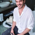 Burak Deniz Instagram - Oral-B iO’suz bir gün geçirmek mi? Asla 😎 Oral-B iO Şarjlı Diş Fırçası günlük bakımımda, set arasında, toplantı öncesinde kısacası günün her anında yanımdaysa içim çok rahat.💙 Arındırıcı temizlik hissi için devrim yaratan teknolojisiyle Oral-B iO, Oral-B’nin şuana kadarki en iyi temizliğini sunuyor!!💫 Fırçalamanızı hassas, beyazlatma gibi modlarıyla kişiselleştirebilir, ilk günden benim gibi daha beyaz dişlere ulaşabilirsiniz. 💪 Üstelik, dişinizi doğru basınçta ve sürede fırçalamanızı sağlayacak akıllı basınç sensörü, zamanlayıcı gibi birçok harika özelliğe sahip! 🤩 Oral-B iO denediğiniz an sizin de vazgeçilmeziniz olacak! ✌️#işbirliği @oralbtr #iowow Raffles Istanbul