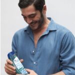 Burak Deniz Instagram - Yaz sıcakları bastırmaya başladıkça sadece vücudumuz değil saç derimiz de terliyor. Merak etmeyin, ben yazı ferah geçirmenin sırrını öğrendim bile! 😉 Bu yaz Head&Shoulders'ın en yenisi Buz Serinliği Hissi ile buzzz gibi ferahlamaya hazır mıyız? 🧊 0 kepeksiz ve ferah saç derisi için ben her zaman hazırım! 😎 Hava ne kadar sıcak olursa olsun, tertemiz saç derim ve @headandshoulderstr ile şimdi yaz benden korksun! 👊🏻
