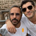Burak Deniz Instagram - Daha nice yıllara birlikte olmak dileğiyle dostum,ortağım,patronum! İyi ki doğdun! 🎊🎈 Seni çok seviyorum 🤞🏽🥂