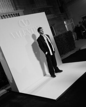 Burak Deniz Instagram - What a night w/ @maisonvalentino 🥂
@pppiccioli 💫 @yigit 🌹 #pfw #valentinoblacktie 🖤