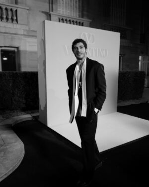 Burak Deniz Instagram - What a night w/ @maisonvalentino 🥂
@pppiccioli 💫 @yigit 🌹 #pfw #valentinoblacktie 🖤