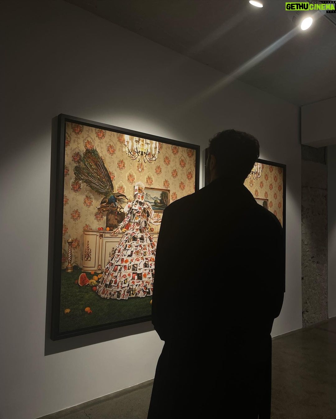 Burak Deniz Instagram - Pek sevgili @alielmaci ‘nın @pilevneligallery ‘de ki “Dudaklarımı Öp Kalbimi Hançerle” sergisini gidiniz,görünüz efenim🙏🏼💐 @bulutreyhanoglu 📽🌹 Pilevneli Gallery