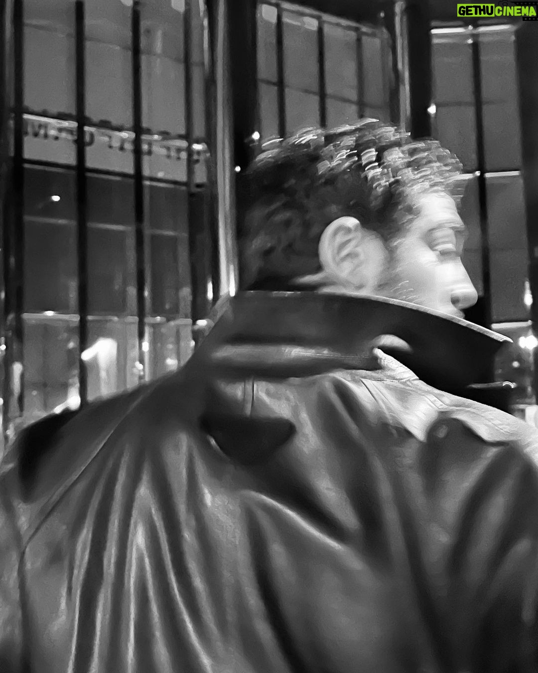 Burak Deniz Instagram - Prada FW23 erkek showunu bugun Türkiye saatiyle 16.00’da @prada hesabindan canli olarak izleyebilirsiniz! @prada #pradafw23 Watch #pradafw23 Menswear show at @prada or prada.com live at 2pm CET today!