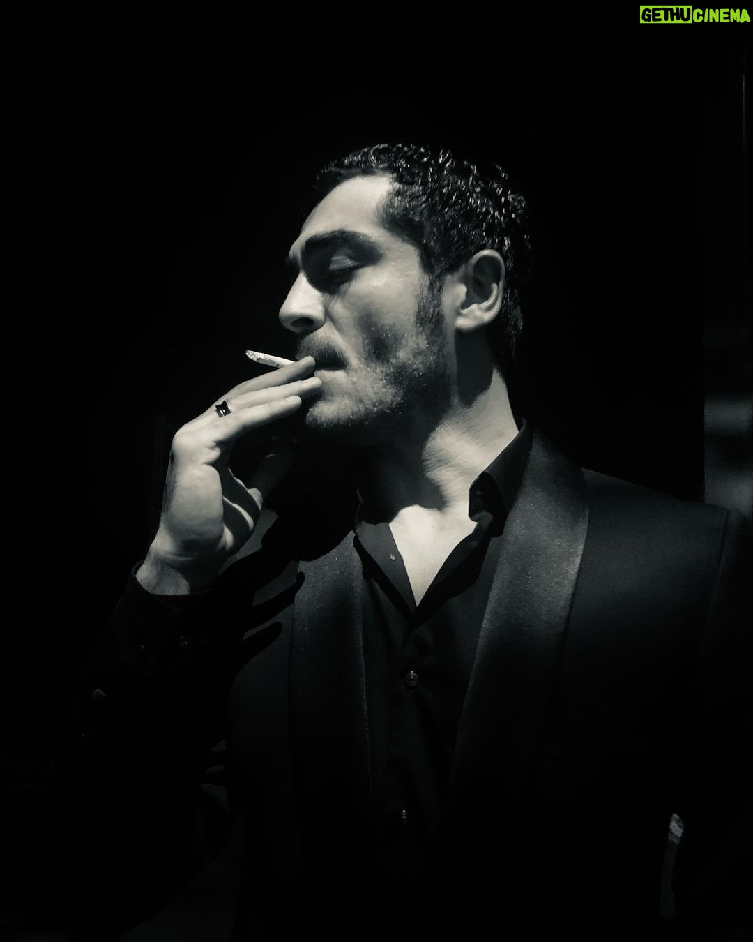 Burak Deniz Instagram - Efendisi Dobby’e çorap versin.