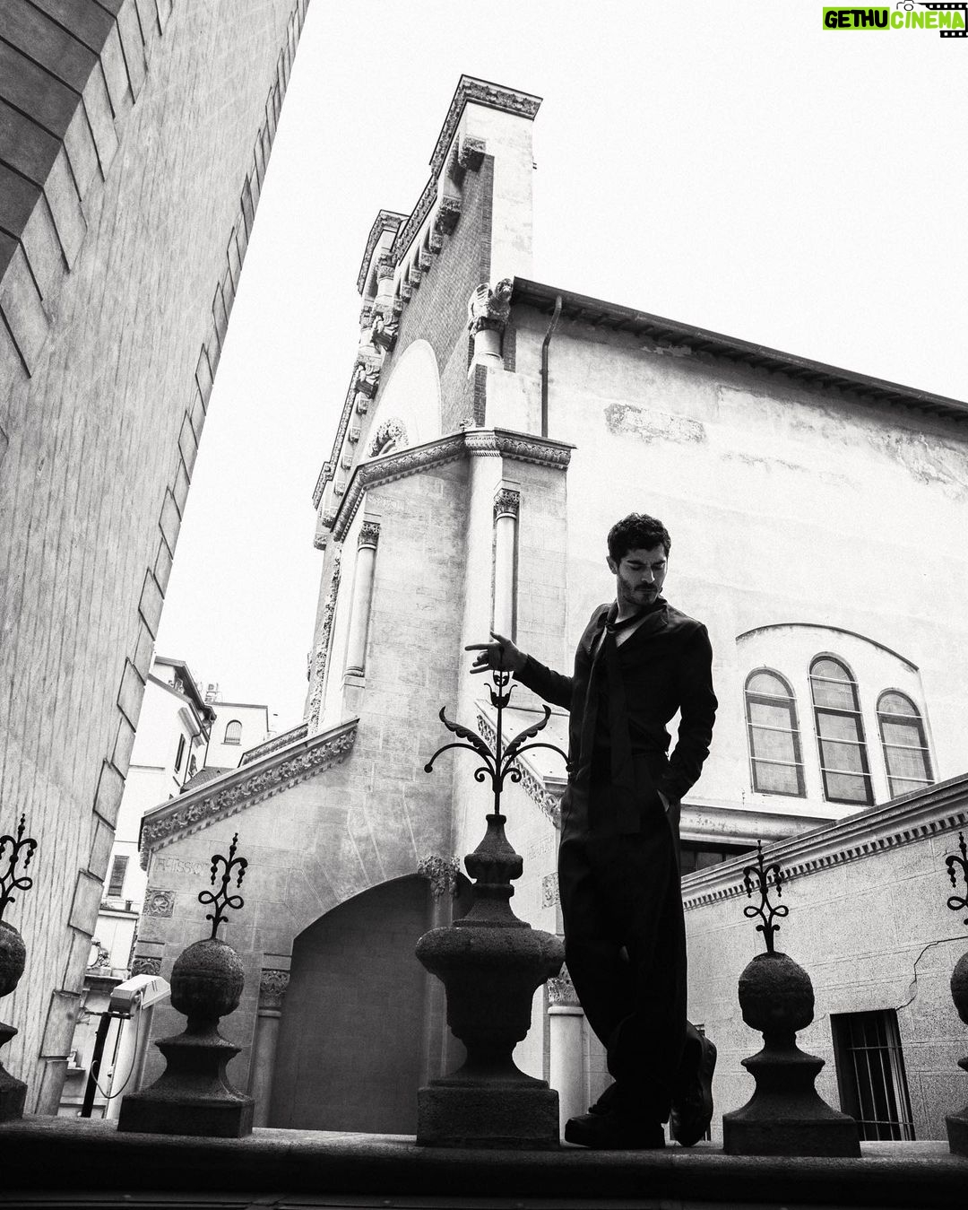 Burak Deniz Instagram - Son sıralı liste🐼 @maisonvalentino 💫 @alessandrotreves ⚡️ @leshommespublics 🌬 Milano, Italia