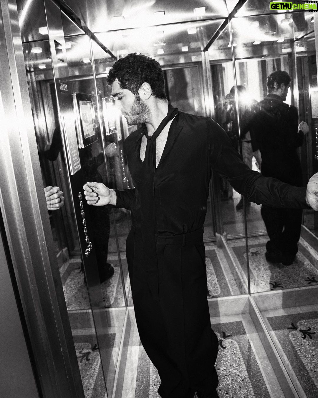 Burak Deniz Instagram - Son sıralı liste🐼 @maisonvalentino 💫 @alessandrotreves ⚡️ @leshommespublics 🌬 Milano, Italia