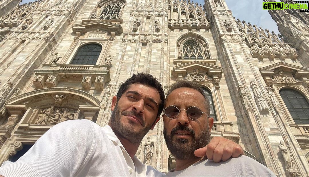 Burak Deniz Instagram - Daha nice yıllara birlikte olmak dileğiyle dostum,ortağım,patronum! İyi ki doğdun! 🎊🎈 Seni çok seviyorum 🤞🏽🥂