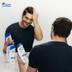 Burak Deniz Instagram - Biri kepek mi dedi? 🤔 O nedir? En yoğun set günlerine hazırlanırken bile Head&Shoulders yanımda olduğu için kepeği unutmuşum! Yeni Head&Shoulders düzenli kullanımda kepeksiz ve temiz bir saç derisine ulaşıyorum, daha ne olsun! Bana da her yeni set gününe aynı özgüvenle başlaması kalıyor... 💙 😎 @headandshoulderstr