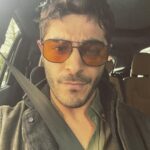 Burak Deniz Instagram - “En iyi ihtimalle 2 karakter..ama ihtiyaçlar ve senaryo bizi nereye götürür bilinmez” Tamam @ozisikethem tabi ki:))
