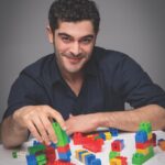 Burak Deniz Instagram - Bu defa Kırmızı Çocuklar Derneği'nin Kahramanmaraş'ta kurulacak Kırmızı Çatı adlı çocuk destek merkezi için kamera karşısına geçtik..bu anlamlı projede emeği geçen herkese içten teşekkürler🙏🏼🎈 @kirmizicocuklardernegi @alemdergisi @simaybulbultasarim @tameryilmaz1