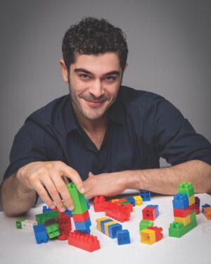 Burak Deniz Instagram - Bu defa Kırmızı Çocuklar Derneği'nin Kahramanmaraş'ta kurulacak Kırmızı Çatı adlı çocuk destek merkezi için kamera karşısına geçtik..bu anlamlı projede emeği geçen herkese içten teşekkürler🙏🏼🎈 

@kirmizicocuklardernegi 
@alemdergisi 
@simaybulbultasarim 
@tameryilmaz1