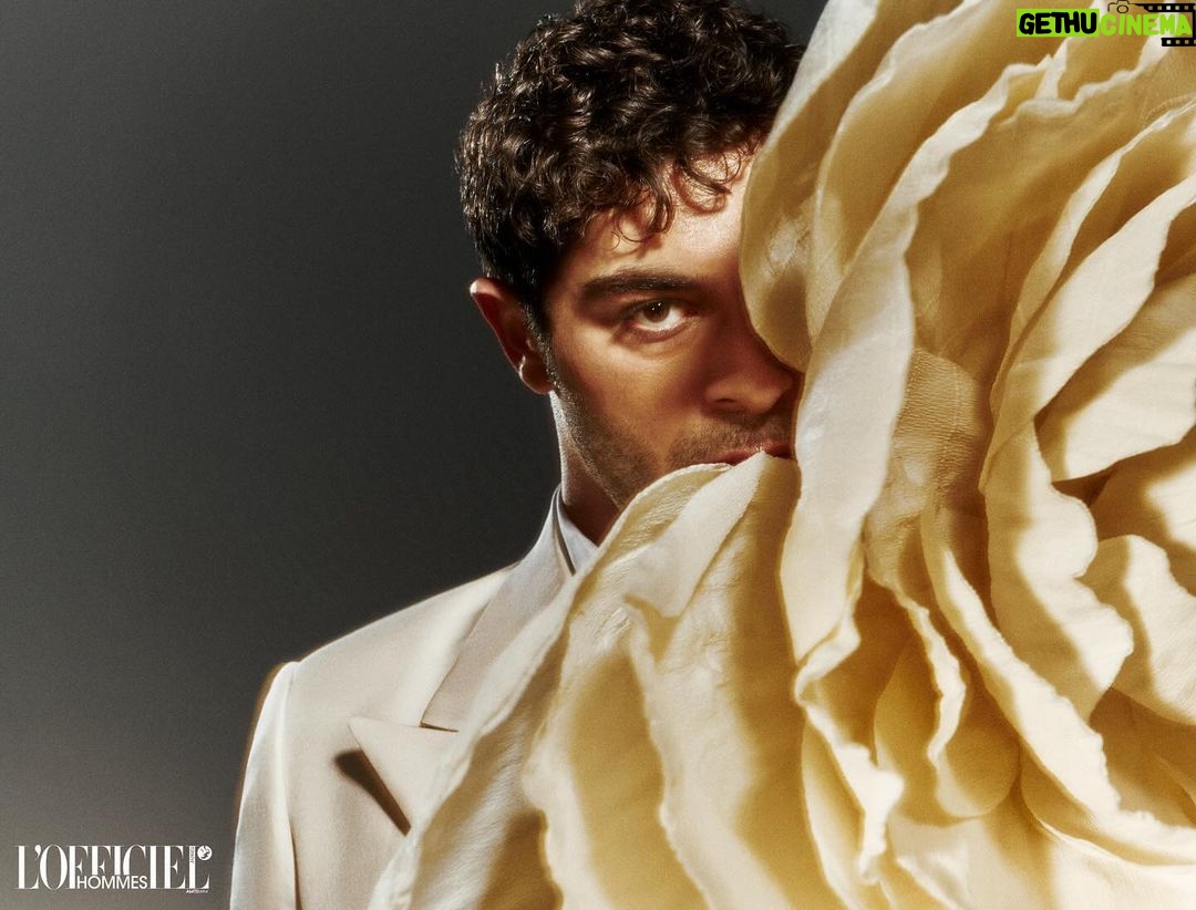 Burak Deniz Instagram - İyi ki doğdun #BurakDeniz 🎂 Röportaj: @yiituna Genel Yayın Yönetmeni ve Kreatif Direktör: @deryagursel_ Fotoğraf: @kadirarslanstudio Moda Direktörü: @yagmurkural_ Prodüksiyon Direktörü: @cerenkacikoc Set Tasarım: @gedikeren Proje Yöneticisi: @erenozlu Saç: Zeynep Naz Akoğlan Makyaj: @alperkabadayi / @yslbeauty