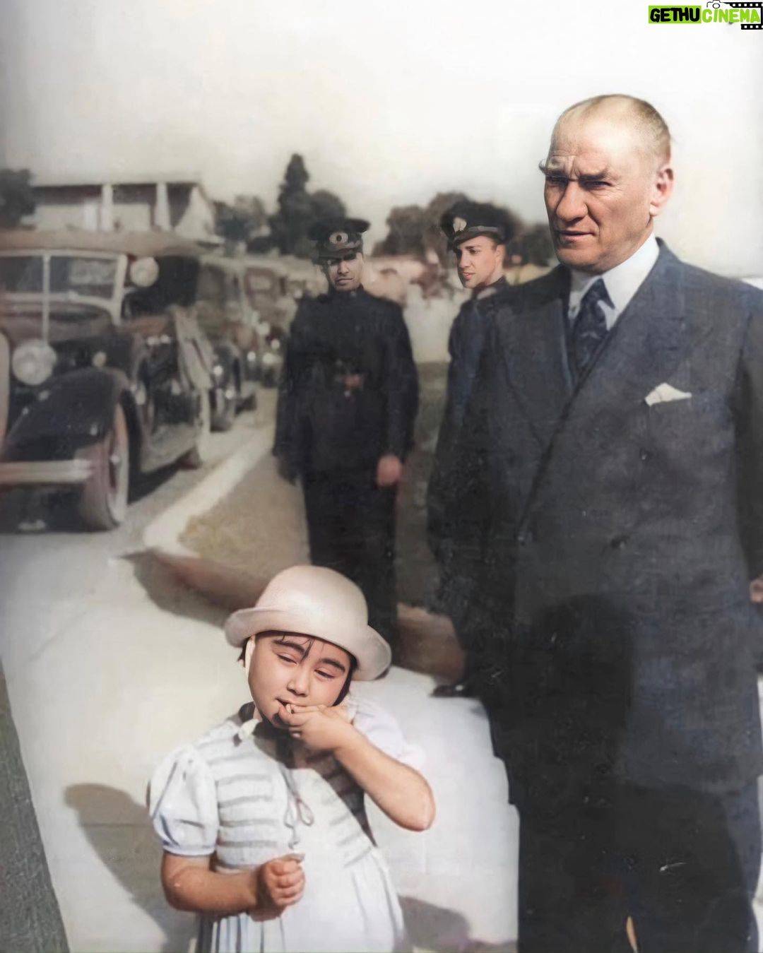 Burak Deniz Instagram - Cumhuriyet hürriyet demek Cumhuriyet özgürce yaşamak.. 100. Yaşın kutlu olsun! 🇹🇷♥️🌹