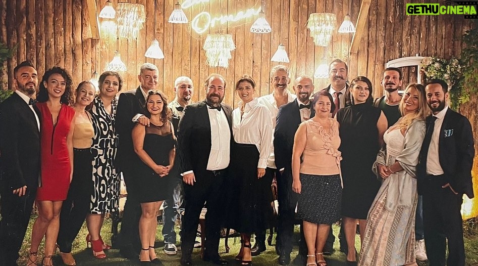 Burak Satibol Instagram - Oğlan bizim kız bizim! Düğünümüz var… @mahsercumbus #tuğçegökhanwedding #mahşericümbüş
