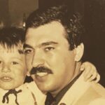Burak Satibol Instagram - Bak bitti işte amca. Dert bitti, üzüntü, sıkıntı bitti. Babama benim için kocaman sarıl! Bu akşam, kendinden başka kimseye zararı olmayan adam, BÜLENT SATIBOL için kaldırın kadehinizi kim nerde ne içiyorsa!