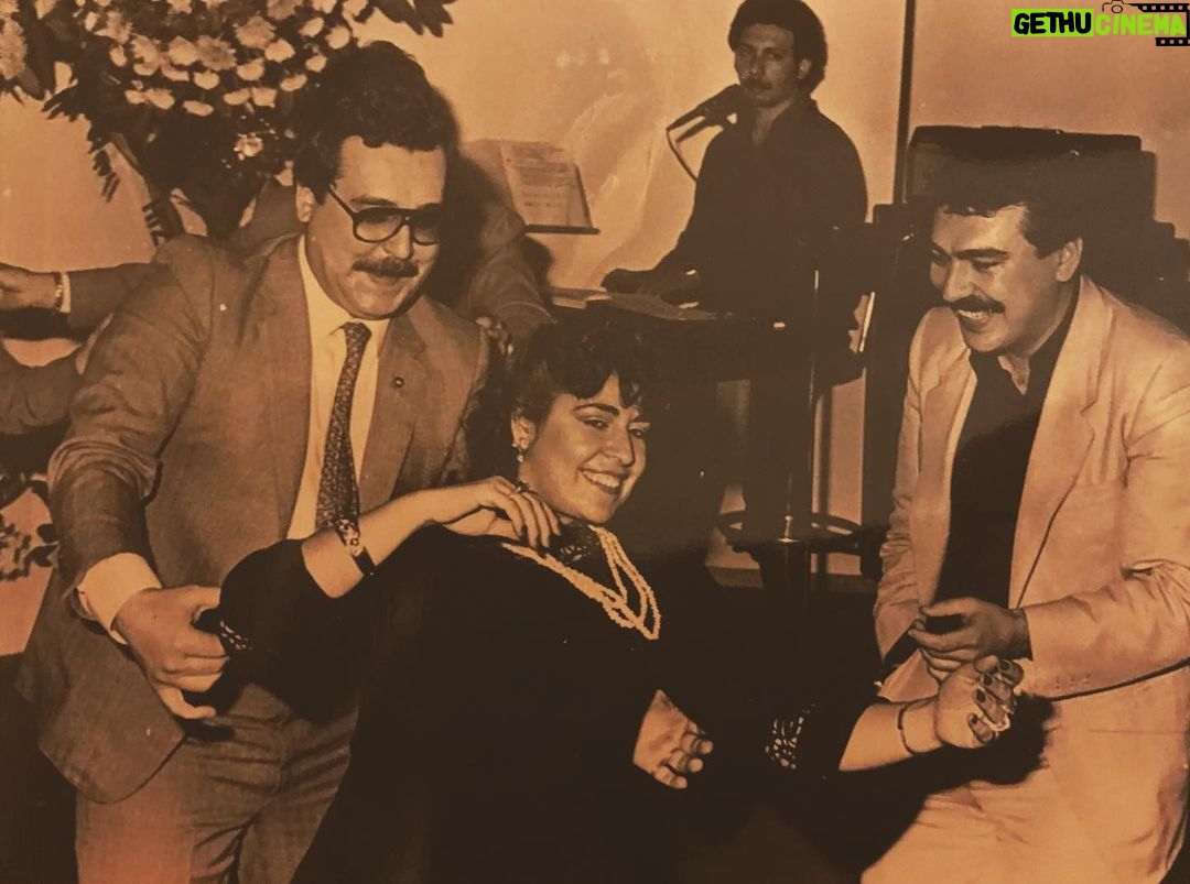 Burak Satibol Instagram - Bak bitti işte amca. Dert bitti, üzüntü, sıkıntı bitti. Babama benim için kocaman sarıl! Bu akşam, kendinden başka kimseye zararı olmayan adam, BÜLENT SATIBOL için kaldırın kadehinizi kim nerde ne içiyorsa!