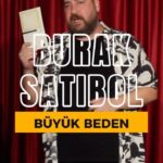 Burak Satibol Instagram - Ülkemizin ilk modern doğaçlama tiyatro topluluğu Mahşer-i Cümbüş kurucularından Burak Satıbol’un tek kişilik-çok konulu gösterisi “Büyük Beden” İzmir’de Pervasız Sahne’de! Sadece bildiğini anlatmıyor, bilmediğini de seyirci tamamlıyor. Bu interaktif komedi, seyircinin katılımı ile renkleniyor. İşler Güçler’in Salih abisi, Yusuf Yusuf’un Yusuf’u, Mahşer-i Cümbüş’ün Burak’ı, hikayelerini anlatmaya geliyor. Kimi zaman sinema aleminden, kimi zaman ilk gençliğinden kızgınlıkları, mutlulukları ve cevap bulamadıkları ile seyircisini oyun oynamaya çağırıyor Yaş Sınırı: 18+ Süre: 70 dakika 📅 20 Aralık Çarşamba ⏰ 21:00 📍 İstinyeArt Pervasız Sahne (İzmir)