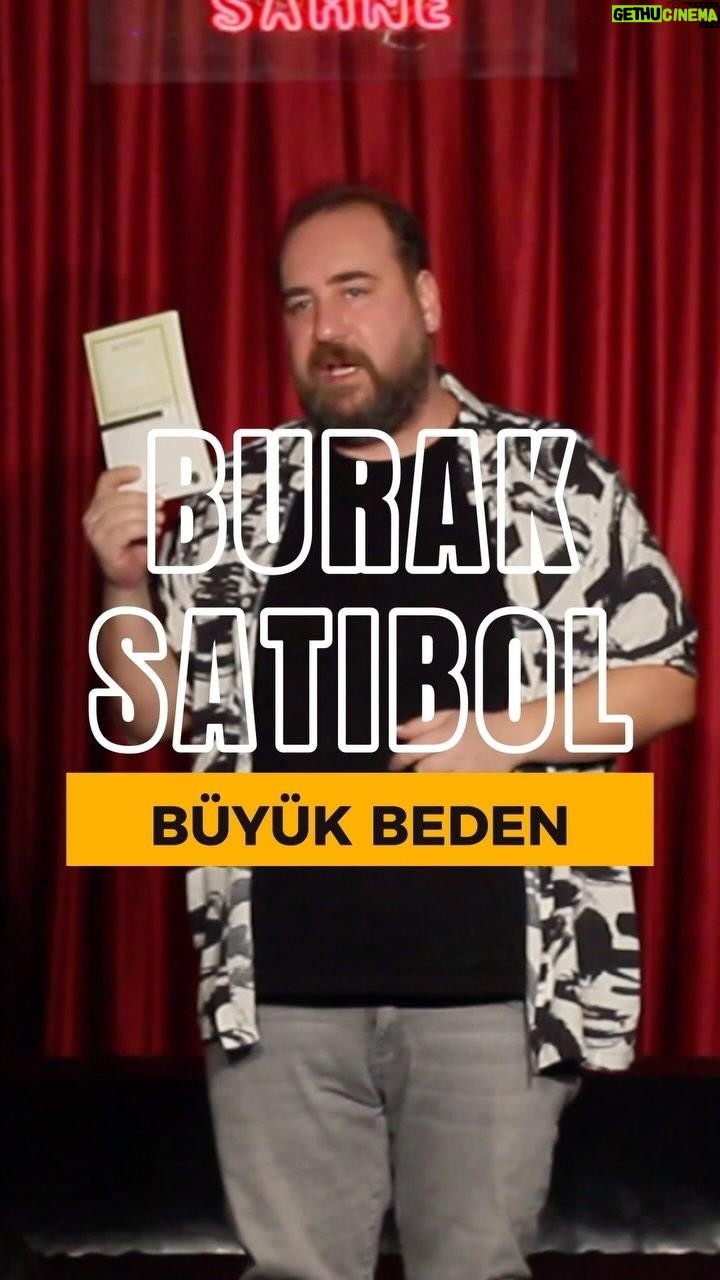 Burak Satıbol - 118 Likes - Ülkemizin ilk modern doğaçlama tiyatro topluluğu Mahşer-i Cümbüş kurucularından Burak Satıbol’un tek kişilik-çok konulu gösterisi “Büyük Beden” İzmir’de Pervasız Sahne’de!
Sadece bildiğini anlatmıyor, bilmediğini de seyirci tamamlıyor. Bu interaktif komedi, seyircinin katılımı ile renkleniyor.
İşler Güçler’in Salih abisi, Yusuf Yusuf’un Yusuf’u, Mahşer-i Cümbüş’ün Burak’ı, hikayelerini anlatmaya geliyor.
Kimi zaman sinema aleminden, kimi zaman ilk gençliğinden kızgınlıkları, mutlulukları ve cevap bulamadıkları ile seyircisini oyun oynamaya çağırıyor
Yaş Sınırı: 18+
Süre: 70 dakika
📅 20 Aralık Çarşamba
⏰ 21:00
📍 İstinyeArt Pervasız Sahne (İzmir)
