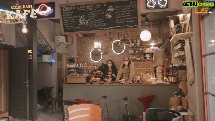 Burak Satibol Instagram - Adım başı kafe kamera arkası görüntüleri siz değerli halkımızın beğenisine sunulmuştur. Hala seyretmeyen varsa bizden değildir! Dikkat spoiler: Olaylar @exxen de geçiyor. @usyapimtv @aydemirsel @ebru.a.aydemir @erdalsahin__
