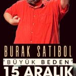 Burak Satibol Instagram - Burak Satıbol’un tek kişilik-çok konulu oyunu “Büyük Beden” Trump AVM içerisinde bulunan Hayalhane Sahne’de İstanbul seyircisiyle buluşuyor. Üstelik kampanyalı bilet avantajıyla 🎁🎁 Sadece bildiğini anlatmıyor bilmediğini seyirci tamamlıyor. Bu interaktif komedi seyircinin katılımı ile renkleniyor. İşler Güçlerin Salih abisi, Yusuf Yusuf’un Yusuf’u, Mahşer-i Cümbüş’ün Burak’ı hikayelerini anlatmaya geliyor. Kimi zaman sinema aleminden kimi zaman ilk gençliğinden kızgınlıkları, mutlulukları , cevap bulamadıkları ile seyircisini oyun oynamaya çağırıyor. 🗓 15 Aralık Cuma ⏰ 21:00 📍 Hayalhane Sahne (Trump AVM) ☎️0 (535) 272 83 03 Biletler tüm bilet satış platformlarında. Geliniz, Getiriniz! Trump Alışveriş Merkezi