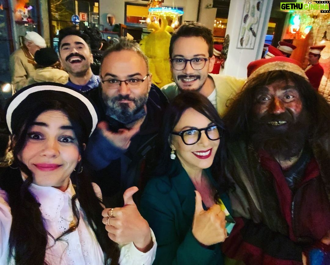 Burak Satibol Instagram - “Adım başı kafe” 1. Sezon çekimleri tamamlandı. Çok farklı bir iş oldu. Emeği geçen herkese sonsuz teşekkürler! Yeni sezonda görüşmek üzere... (3. Fotodaki araba @emrahkmn nın) ☕️🐈 #adımbaşıkafe