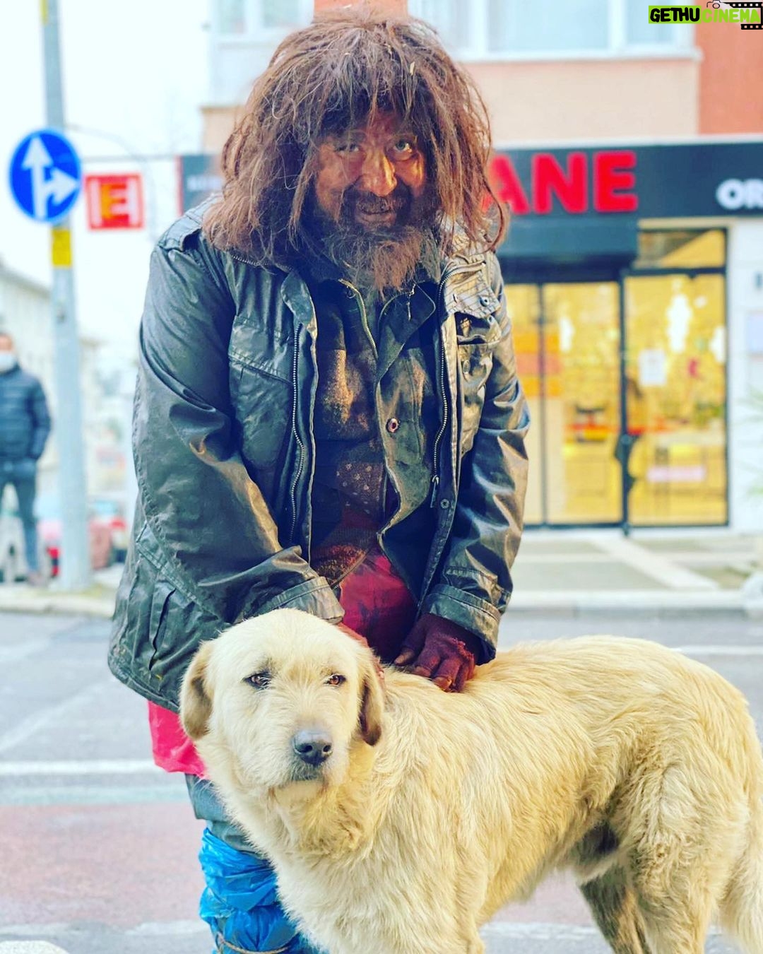 Burak Satibol Instagram - Berk amca ve yakın dostu “?”. Bu yakışıklının adı ne olsun? #adımbaşıcafe #berkamca #komedi #yenidizi