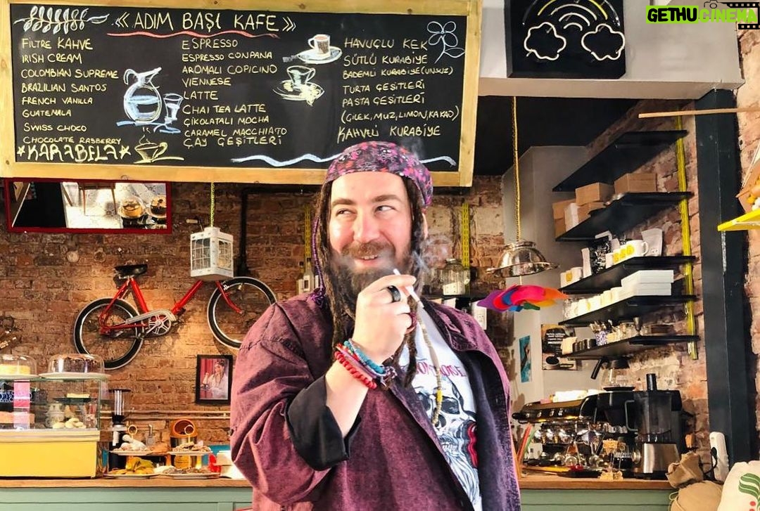 Burak Satibol Instagram - İyi haftalar beybiler! ☕️🐈 📸 by: @emrahkmn #berkamca #adımbaşıkafe