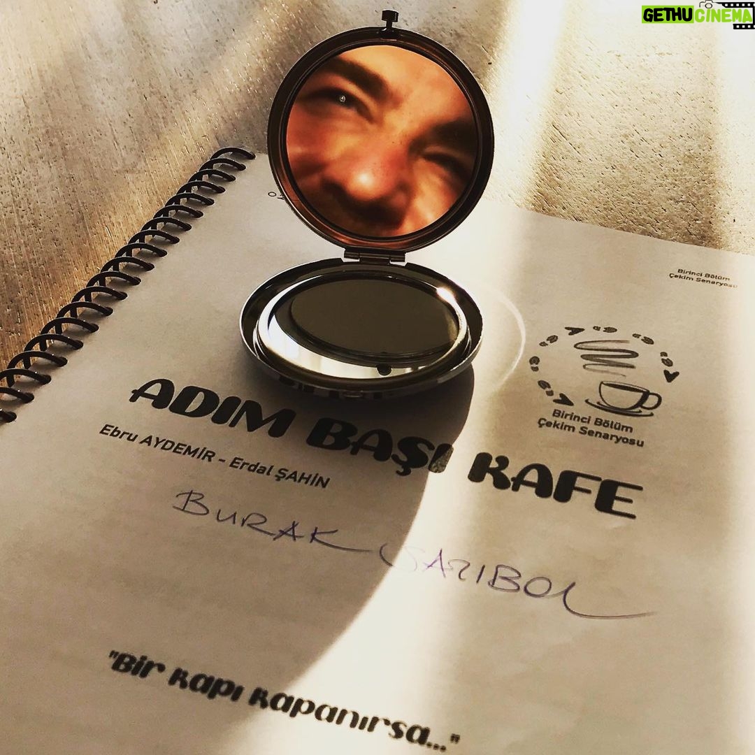 Burak Satibol Instagram - Bu “ürkütücü” foto ile yeni dizimiz #adımbaşıkafe yi cümle aleme duyurmak isterim. Yönetmeni kıymetli @aydemirsel, yazarları sayın @ebru.a.aydemir ve @erdalsahin__ olan nadide işimizin oyuncu kadrosu da pek muhterem. Değerli @senay_gurler , sevgili @zeynepcamci , Mr. @emrahkmn ve yetenekli bay @serdarsanal. Yapımcımız @usyapimtv işin içine girince leziz bir iş geliyor diyeyim. Sevgiler 🤙 @ferhatuzundag @cembaydur #komedi #yeni Istanbul, Turkey