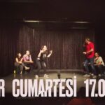 Burak Satibol Instagram - “Tiyatro Sporu” Kendi günün de kendi saatine yakın bir saatte karşınızda. Her CUMARTESİ 17.00’de Hayalhane’de hasret giderelim. Gelemiyorsanız da bilet alıp destek olabilirsiniz. Biletler biletix’de! Link bio’da 🤙🎭