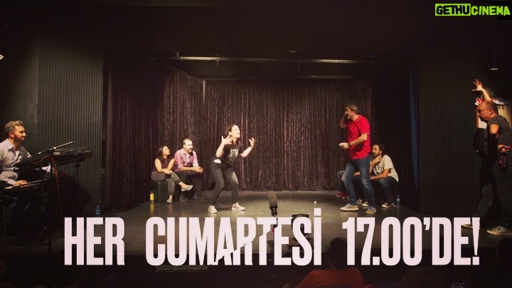 Burak Satibol Instagram - “Tiyatro Sporu” Kendi günün de kendi saatine yakın bir saatte karşınızda. Her CUMARTESİ 17.00’de Hayalhane’de hasret giderelim. Gelemiyorsanız da bilet alıp destek olabilirsiniz. Biletler biletix’de! Link bio’da 🤙🎭