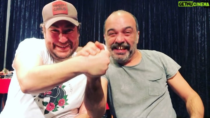 Burak Satibol Instagram - 17 şubat çarşamba 18.00’de mevzu var! Geliniz,getiriniz.. Biletler @biletix de link bio’da! #tiyatro #doğaçlama #tiyatrosporu #doğaçlamatiyatro #eğlence #komedi #istanbul #beyoğlu Hayalhane - Mahser-i Cümbüş
