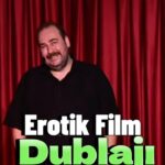 Burak Satibol Instagram - Burak Satıbol’un tek kişilik-çok konulu oyunu “Büyük Beden” Hilltown AVM içerisinde bulunan Hilltown Seyirlik Sahne’de İstanbul seyircisiyle buluşuyor. Sadece bildiğini anlatmıyor bilmediğini seyirci tamamlıyor. Bu interaktif komedi seyircinin katılımı ile renkleniyor. İşler Güçlerin Salih abisi, Yusuf Yusuf’un Yusuf’u, Mahşer-i Cümbüş’ün Burak’ı hikayelerini anlatmaya geliyor. Kimi zaman sinema aleminden kimi zaman ilk gençliğinden kızgınlıkları, mutlulukları , cevap bulamadıkları ile seyircisini oyun oynamaya çağırıyor. 🗓 5 Aralık Salı ⏰ 20:30 ☎️0 (535) 272 83 03 Biletler tüm bilet satış platformlarında. Geliniz, Getiriniz!