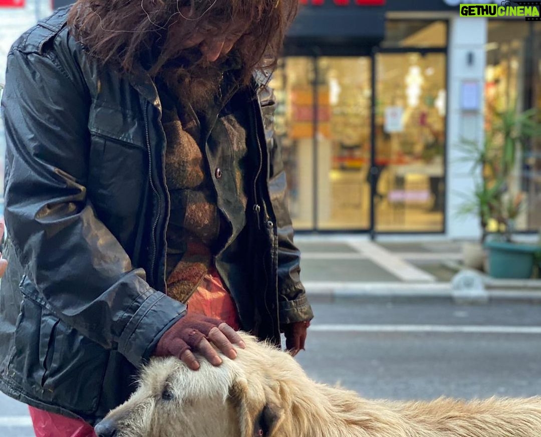 Burak Satibol Instagram - “Adım başı kafe” 1. Sezon çekimleri tamamlandı. Çok farklı bir iş oldu. Emeği geçen herkese sonsuz teşekkürler! Yeni sezonda görüşmek üzere... (3. Fotodaki araba @emrahkmn nın) ☕️🐈 #adımbaşıkafe