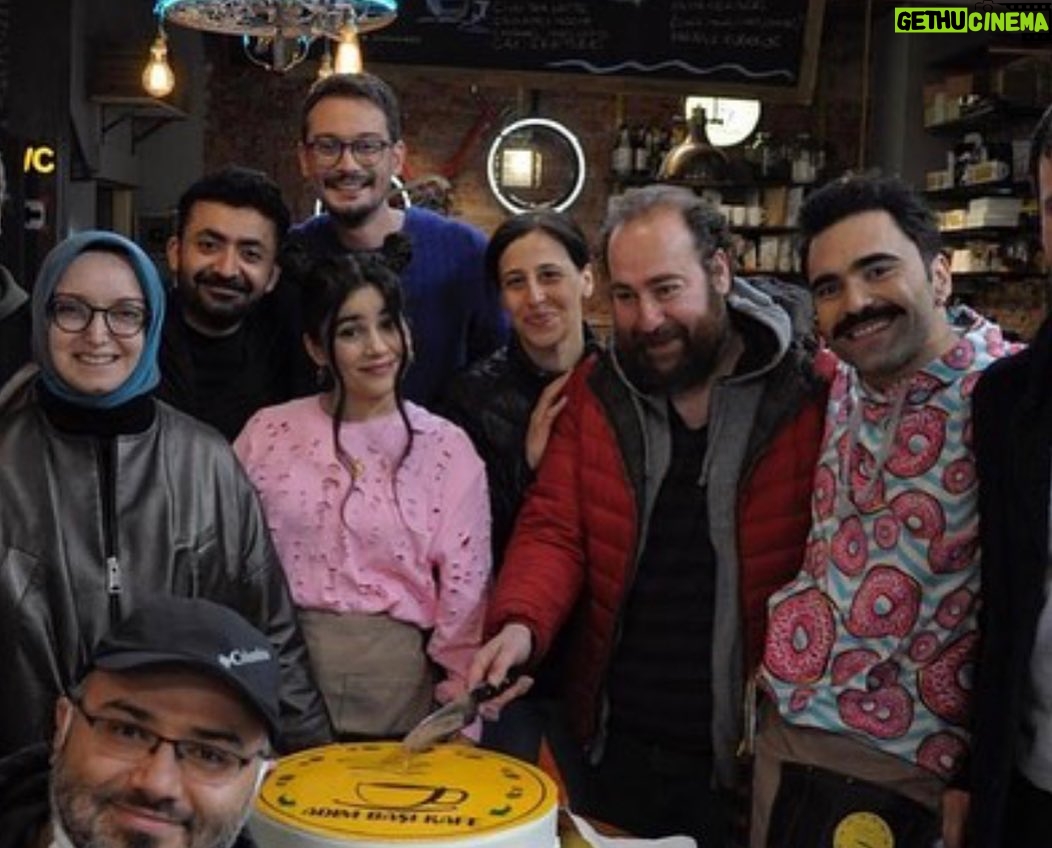 Burak Satibol Instagram - “Adım başı kafe” 1. Sezon çekimleri tamamlandı. Çok farklı bir iş oldu. Emeği geçen herkese sonsuz teşekkürler! Yeni sezonda görüşmek üzere... (3. Fotodaki araba @emrahkmn nın) ☕️🐈 #adımbaşıkafe