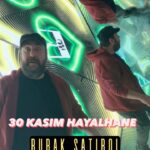 Burak Satibol Instagram - Burak Satıbol’un tek kişilik-çok konulu oyunu “Büyük Beden” Mecidiyeköy Trump AVM içerisinde bulunan Hayalhane Sahne’de İstanbul seyircisiyle buluşuyor. Sadece bildiğini anlatmıyor bilmediğini seyirci tamamlıyor. Bu interaktif komedi seyircinin katılımı ile renkleniyor. İşler Güçlerin Salih abisi, Yusuf Yusuf’un Yusuf’u, Mahşer-i Cümbüş’ün Burak’ı hikayelerini anlatmaya geliyor. Kimi zaman sinema aleminden kimi zaman ilk gençliğinden kızgınlıkları, mutlulukları , cevap bulamadıkları ile seyircisini oyun oynamaya çağırıyor. 🗓30 Kasım Perşembe ⏰ 21:00 🗓15 Aralık Cuma ⏰ 21:00 ☎️0 (535) 272 83 03 Biletler gişe ve tüm bilet platformlarında. 💎İNDİRİMLİ BİLETLER 💎 BUBİLET VE FIRSATBUFIRSAT’TA! Geliniz, Getiriniz!