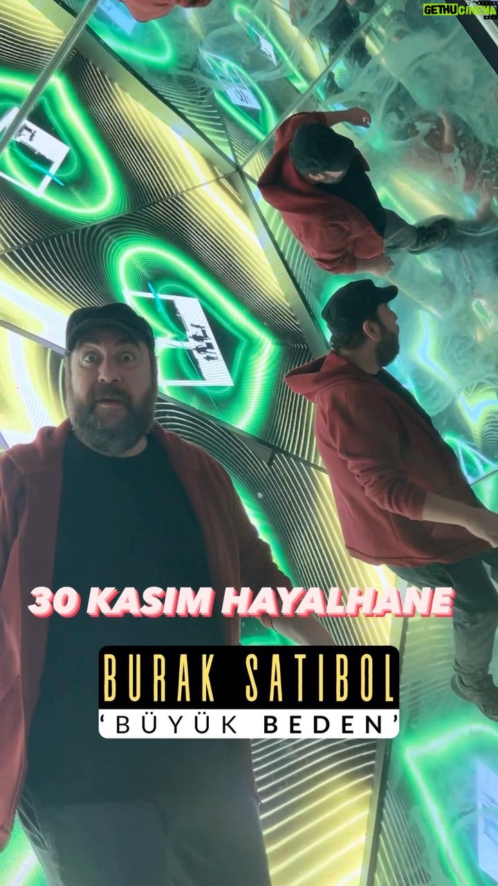 Burak Satıbol - 97 Likes - Burak Satıbol’un tek kişilik-çok konulu oyunu “Büyük Beden” Mecidiyeköy Trump AVM içerisinde bulunan Hayalhane Sahne’de İstanbul seyircisiyle buluşuyor.
Sadece bildiğini anlatmıyor bilmediğini seyirci tamamlıyor. Bu interaktif komedi seyircinin katılımı ile renkleniyor. İşler Güçlerin Salih abisi, Yusuf Yusuf’un Yusuf’u, Mahşer-i Cümbüş’ün Burak’ı hikayelerini anlatmaya geliyor. Kimi zaman sinema aleminden kimi zaman ilk gençliğinden kızgınlıkları, mutlulukları , cevap bulamadıkları ile seyircisini oyun oynamaya çağırıyor.
🗓30 Kasım Perşembe
⏰ 21:00
🗓15 Aralık Cuma
⏰ 21:00
☎️0 (535) 272 83 03
Biletler gişe ve tüm bilet platformlarında.
💎İNDİRİMLİ BİLETLER 💎
BUBİLET VE FIRSATBUFIRSAT’TA!
Geliniz, Getiriniz!