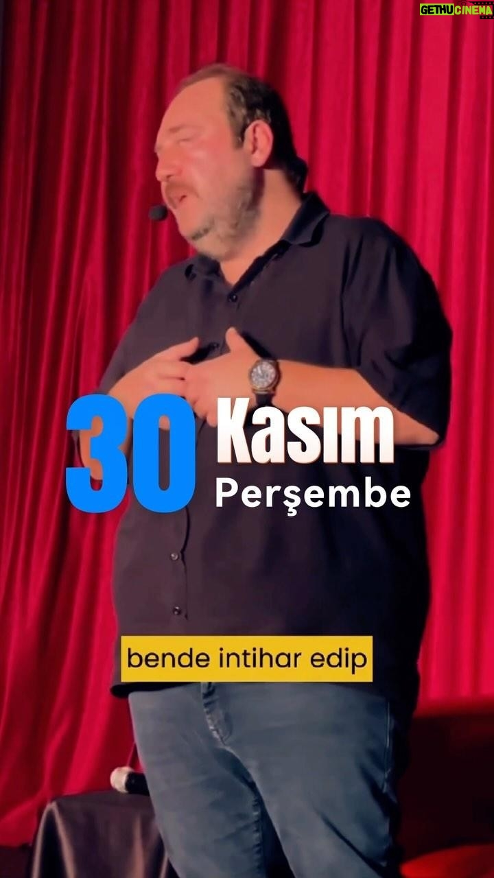 Burak Satıbol - 102 Likes - Burak Satıbol’un tek kişilik-çok konulu oyunu “Büyük Beden” Mecidiyeköy Trump AVM içerisinde bulunan Hayalhane Sahne’de İstanbul seyircisiyle buluşuyor.
Sadece bildiğini anlatmıyor bilmediğini seyirci tamamlıyor. Bu interaktif komedi seyircinin katılımı ile renkleniyor. İşler Güçlerin Salih abisi, Yusuf Yusuf’un Yusuf’u, Mahşer-i Cümbüş’ün Burak’ı hikayelerini anlatmaya geliyor. Kimi zaman sinema aleminden kimi zaman ilk gençliğinden kızgınlıkları, mutlulukları , cevap bulamadıkları ile seyircisini oyun oynamaya çağırıyor.
🗓30 Kasım Perşembe
⏰ 21:00
🗓15 Aralık Cuma
⏰ 21:00
☎️0 (535) 272 83 03
Biletler gişe ve tüm bilet platformlarında.
Geliniz, Getiriniz!