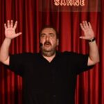 Burak Satibol Instagram - Gardaş duyduk duymadık demeyin. Cıncık gibi tek kişilik gösterimle Adana’ya geliyorum! Geliniz, Getiriniz! Bilet link bio’da! 🎉🎭🍢 “Burak Satıbol’un tek kişilik-çok konulu oyunu “Büyük Beden” Adana’da! Sadece bildiğini anlatmıyor bilmediğini seyirci tamamlıyor. Bu interaktif komedi seyircinin katılımı ile renkleniyor. İşler Güçlerin Salih abisi, Yusuf Yusuf’un Yusuf’u, Mahşer-i Cümbüş’ün Burak’ı hikayelerini anlatmaya geliyor. Kimi zaman sinema aleminden kimi zaman ilk gençliğinden kızgınlıkları, mutlulukları , cevap bulamadıkları ile seyircisini oyun oynamaya çağırıyor. 🗓5 Kasım Pazar 📍Adana Büyük Şehir Belediye Tiyatrosu ⏰20.00 ☎️0 (535) 272 83 03 Biletler biletix, gişe ve tüm bilet platformlarında. #adana #komedi #tekkişilikoyun #pazar #cıncık Adana Büyükşehir Belediyesi Tiyatro Salonu