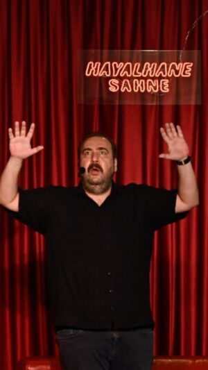 Burak Satıbol Instagram - Gardaş duyduk duymadık demeyin. Cıncık gibi tek kişilik gösterimle Adana’ya geliyorum!
Geliniz, Getiriniz!
Bilet link bio’da!

🎉🎭🍢

“Burak Satıbol’un tek kişilik-çok konulu oyunu “Büyük Beden” Adana’da!

Sadece bildiğini anlatmıyor bilmediğini seyirci tamamlıyor. Bu interaktif komedi seyircinin katılımı ile renkleniyor. İşler Güçlerin Salih abisi, Yusuf Yusuf’un Yusuf’u, Mahşer-i Cümbüş’ün Burak’ı hikayelerini anlatmaya geliyor. Kimi zaman sinema aleminden kimi zaman ilk gençliğinden kızgınlıkları, mutlulukları , cevap bulamadıkları ile seyircisini oyun oynamaya çağırıyor.

🗓5 Kasım Pazar
📍Adana Büyük Şehir Belediye Tiyatrosu
⏰20.00
☎️0 (535) 272 83 03

Biletler biletix, gişe ve tüm bilet platformlarında.

#adana #komedi #tekkişilikoyun #pazar #cıncık